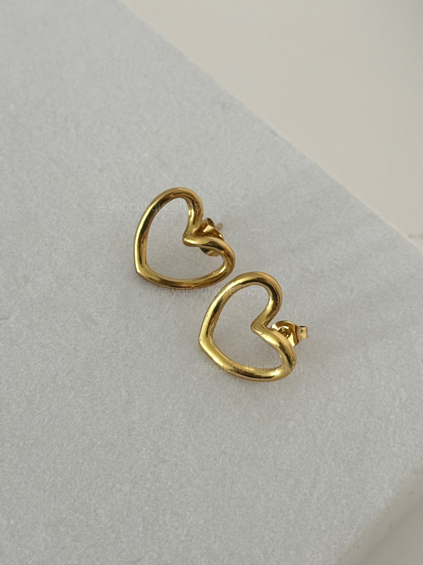 Hollow hearth studs (1.2cm)(1 disp)