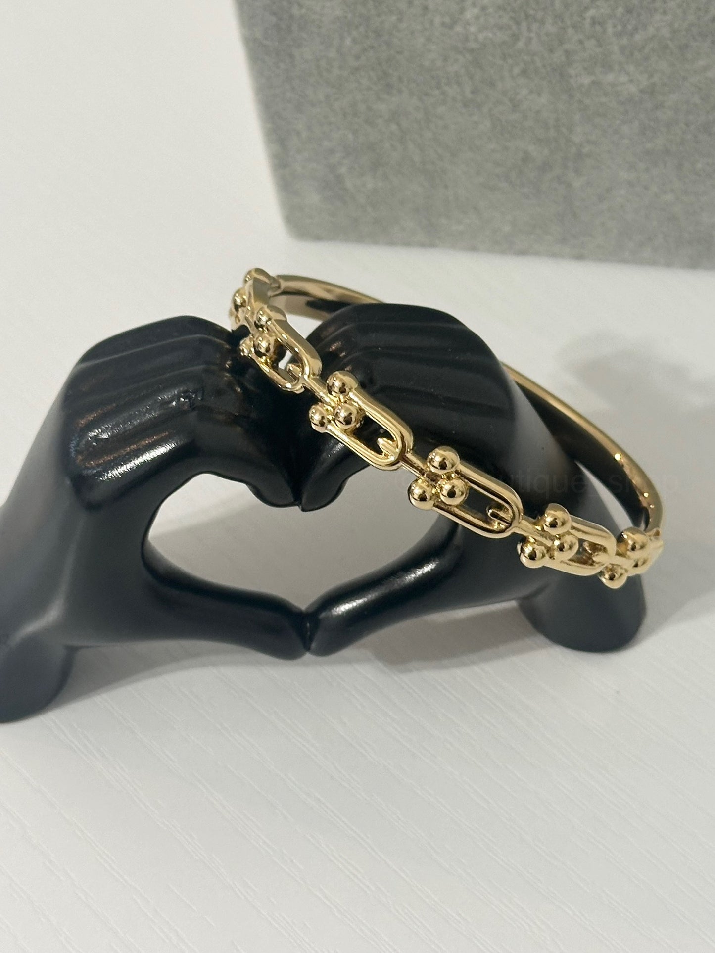 Luxe horseshoe