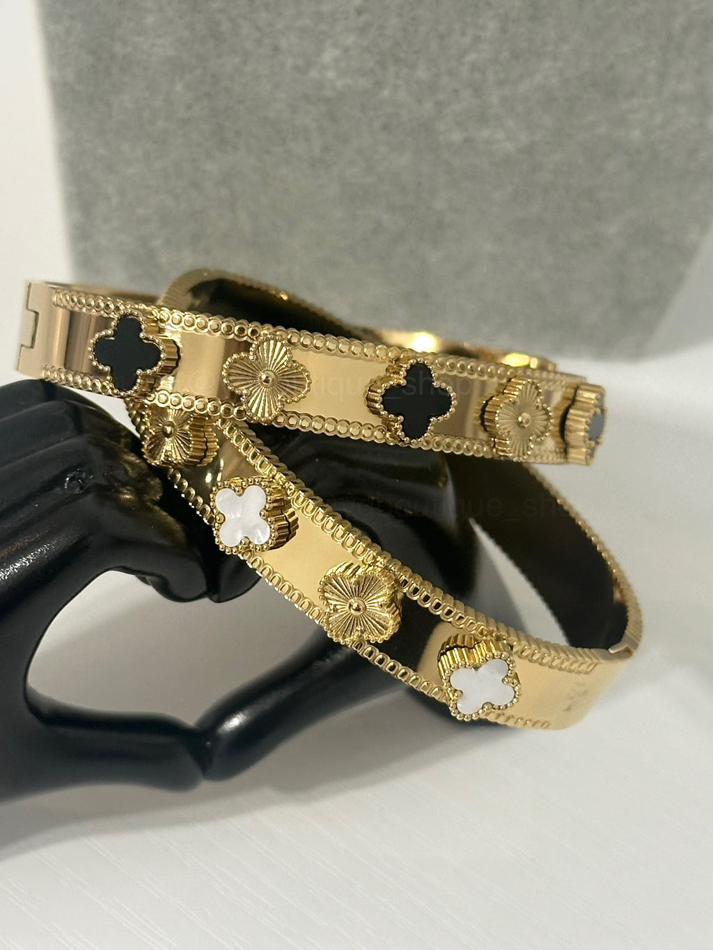 Onix Clover bangle