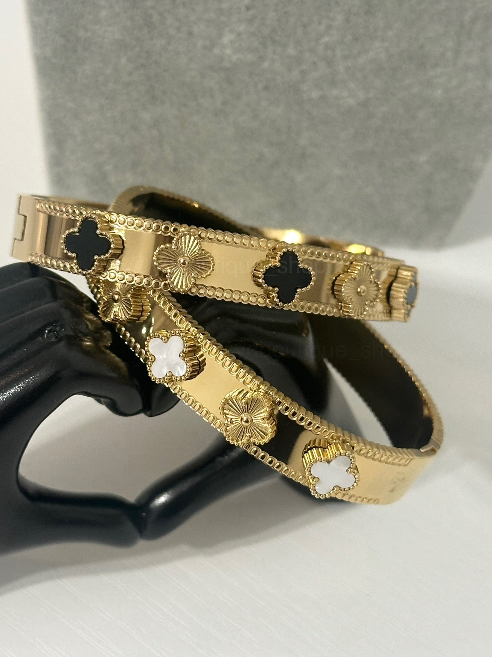 Onix Clover bangle