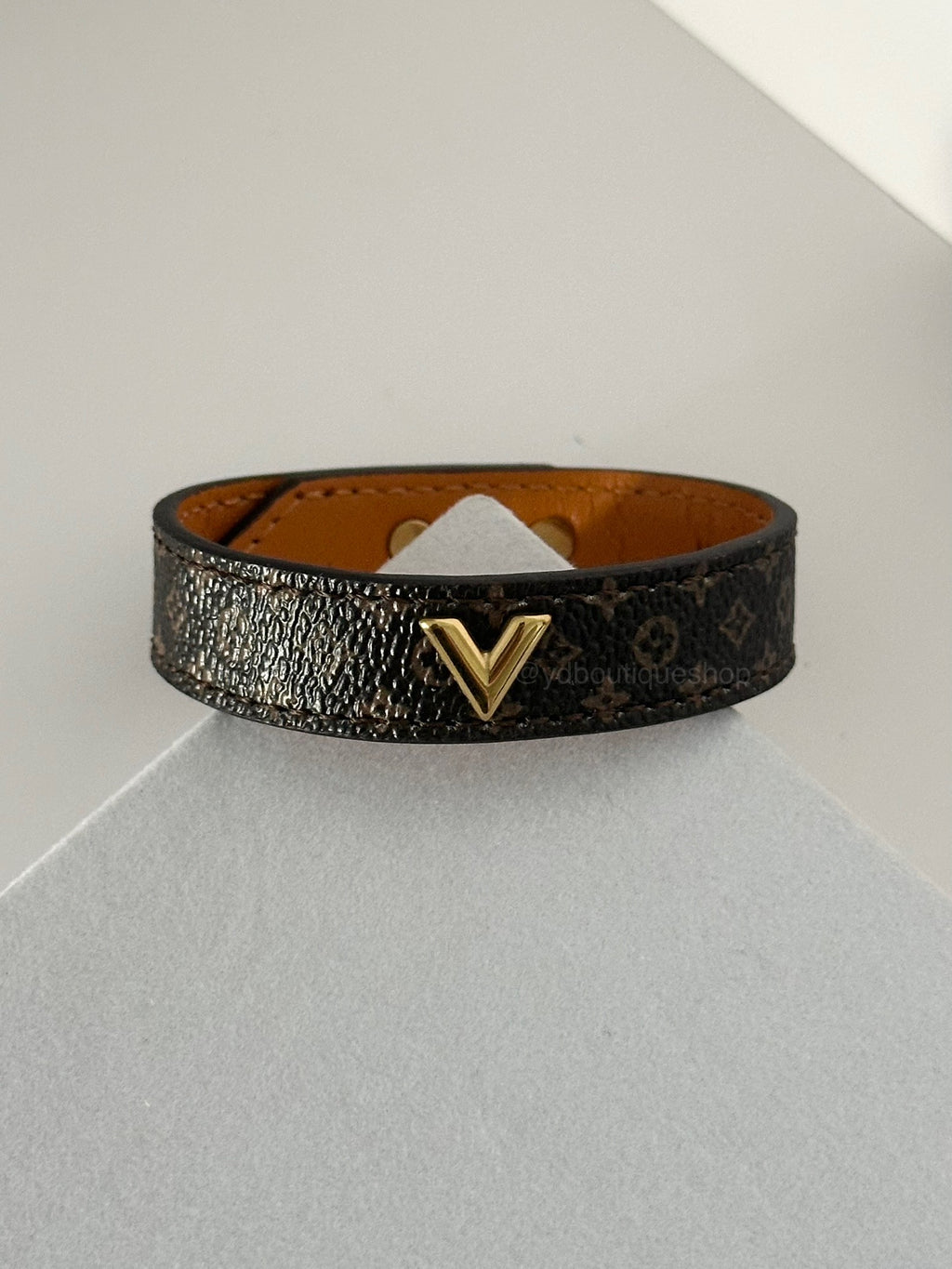 Brown leather V bracelet