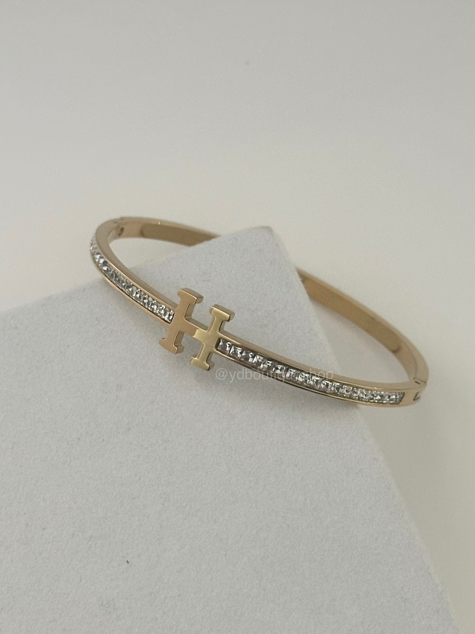 Golden H row of bricks