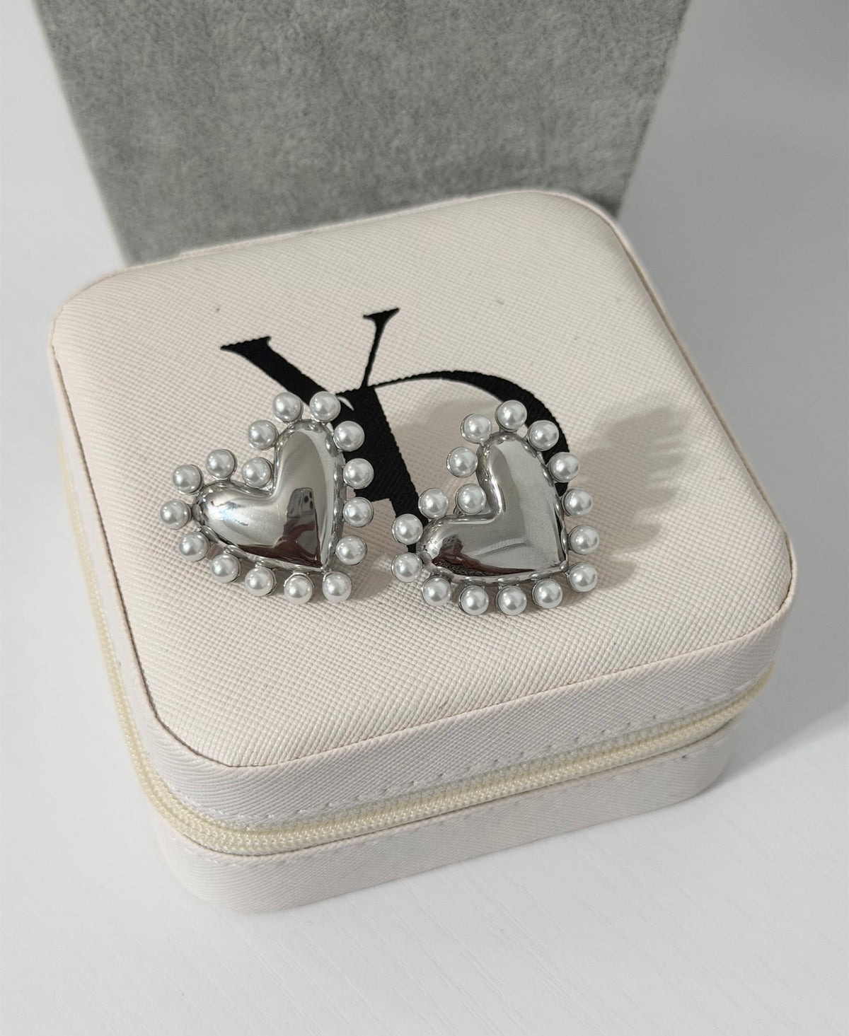 Pearl Love.  (waterproof/non tarsnish/ hipoalergenic)
